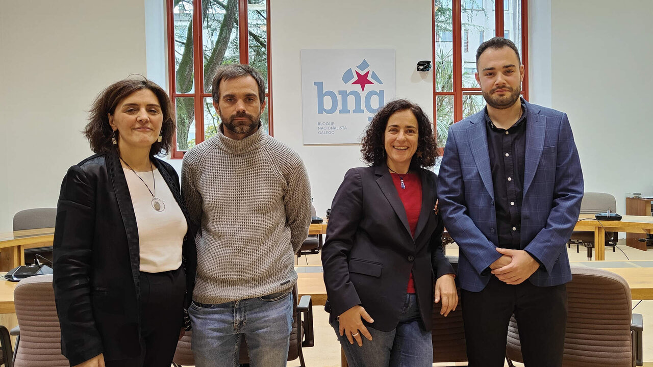 Iago Suárez e Montse Valcárcel con viticultoras da Ribeira Sacra